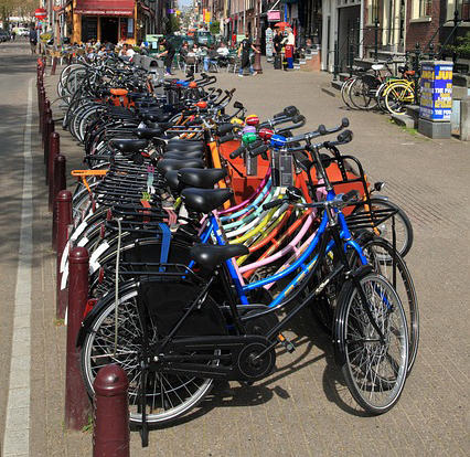 Bicicletas aparcadas nunha rúa europea.