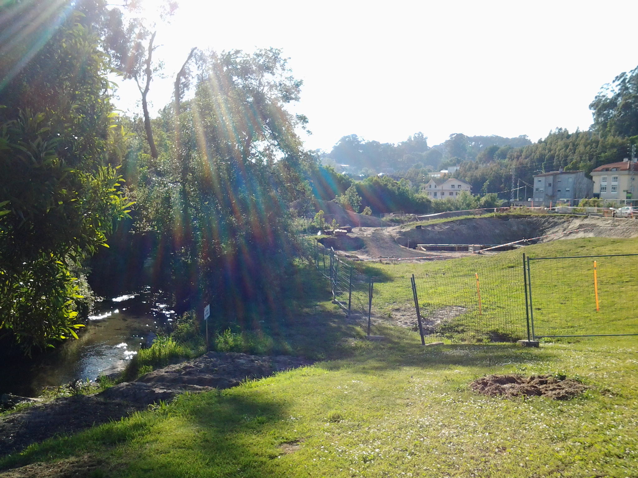 Obra do tanque de tormentas en Gondomar ao carón do río Miñor.