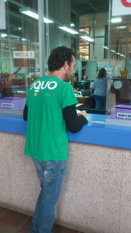 Néstor Vázquez entregando as alegacións no rexistro.